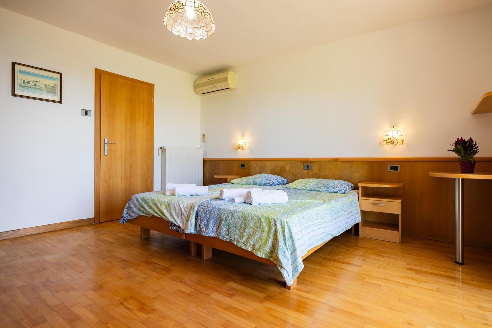 Old Road Rooms And Apartments With Pool Portorož Buitenkant foto